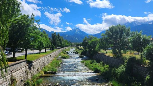 The river flowing through Bansko with the Pirin mountains in the background.